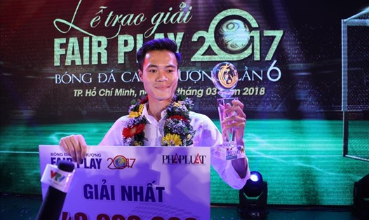 Tiền đạo Nguyễn Văn Toàn về nhất ở giải thưởng Fair Play 2017. Ảnh: Đức Huy