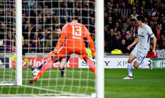  Cú dứt điểm ở góc rất hẹp của Messi, nhưng nó vẫn thành bàn thắng.
