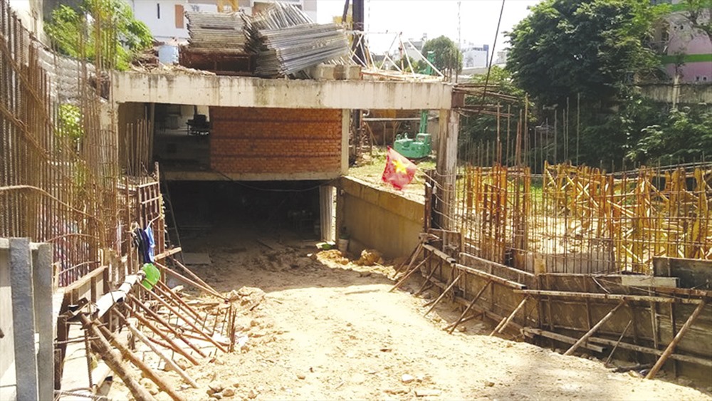 Lối vào cổng chính của dự án trên đường Hoàng Bật Đạt vẫn dở dang.