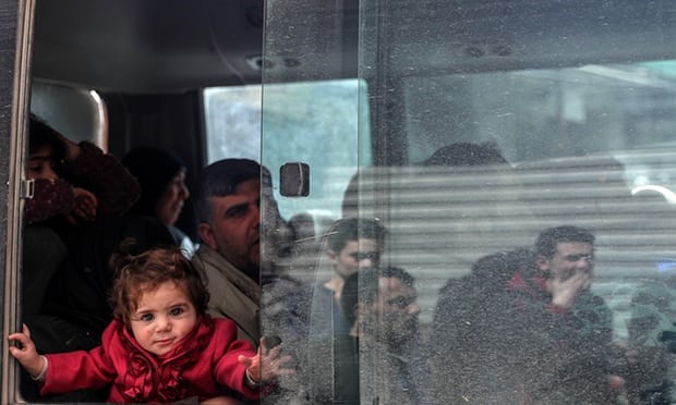 Người dân đi sơ tán khỏi Đông Ghouta. Ảnh: EPA