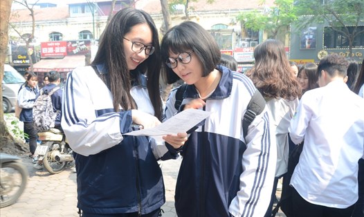 Học sinh Trường THPT Việt Đức (Hà Nội) thảo luận về đi thi thử THPT quốc gia sau khi kết thúc 120 phút làm bài.