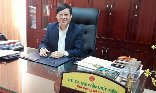 Thứ trưởng Bộ Y tế Nguyễn Viết Tiến trả lời PV Báo Lao Động (Ảnh: Thùy Linh)