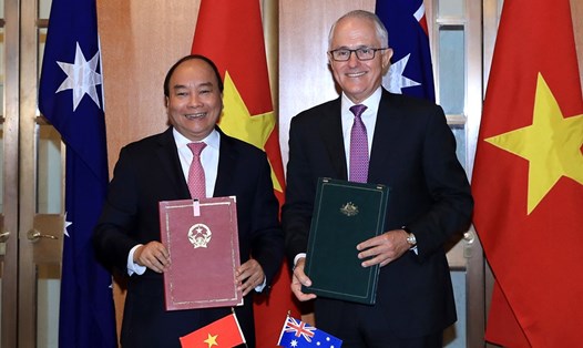 Thủ tướng Nguyễn Xuân Phúc và Thủ tướng Malcolm Turnbull ký Tuyên bố chung về thiết lập quan hệ Đối tác chiến lược giữa Chính phủ Việt Nam và Australia. Ảnh: VGP