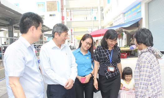 Ông Trần Thanh Hải cùng lãnh đạo LĐLĐ tỉnh Bình Dương thăm hỏi các gia đình công nhân sống ở NƠXH