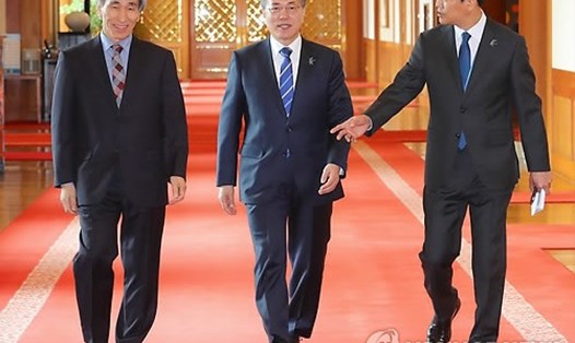 Tổng thống Hàn Quốc Moon Jae-in (giữa), sắp thăm cấp Nhà nước tới Việt Nam. Ảnh: Yonhap. 