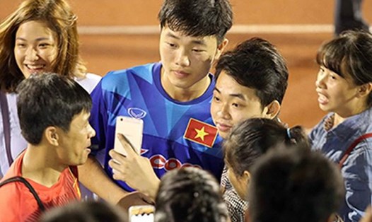 Tiền vệ Xuân Trường nhận nhiều chỉ trích sau những dòng chia sẻ phân biệt fan hâm mộ bóng đá.