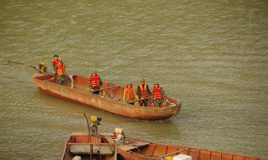 Lực lượng chức năng tìm kiếm công nhân bốc vác mất tích trên sông Hồng.