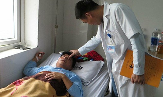 Thầy giáo Đặng Minh Thủy (giáo viên Trường THCS Tân Thành, Yên Thành, Nghệ An) bị người nhà học sinh đánh dập sống mũi. Ảnh: Theo VNE