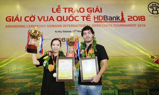 Hai nhà vô địch nam, nữ của Giải Cờ vua Quốc tế HDBank 2018. Ảnh: HD