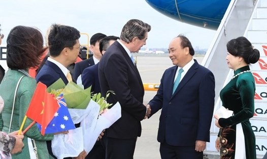 Lễ đón Thủ tướng Nguyễn Xuân Phúc và Phu nhân tại sân bay quốc tế Sydney. Ảnh: TTTXVN