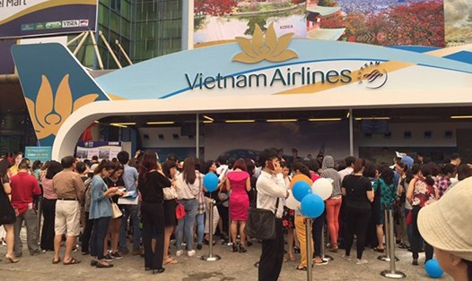 Du khách đến Hội chợ VITM Hà Nội “săn” vé máy bay giá rẻ của Vietnam Airlines. Ảnh: T.L