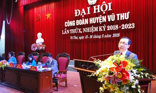 Đồng chí Phạm Văn Trịnh - Chủ tịch LĐLĐ huyện Vũ Thư - phát biểu tại đại hội. Ảnh: BM