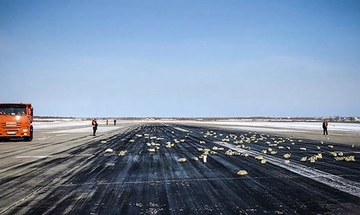 Vàng rải khắp đường băng của sân bay ở Siberia, Nga. Ảnh: AFP/Getty. 