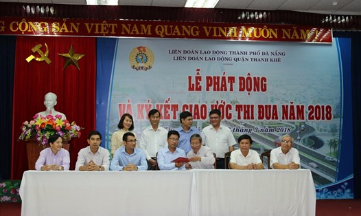 Lãnh đạo quận và LĐLĐ quận Thanh Khê chứng kiến các đại diện tổ chức Công đoàn thực hiện ký kết giao ước thi đua. ( ảnh: Bảo Trung .)  