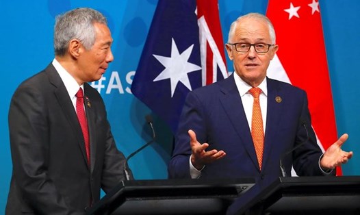 Thủ tướng Australia Malcolm Turnbull và người đồng cấp Singapore Lý Hiển Long hôm 16.3. Ảnh: Reuters. 