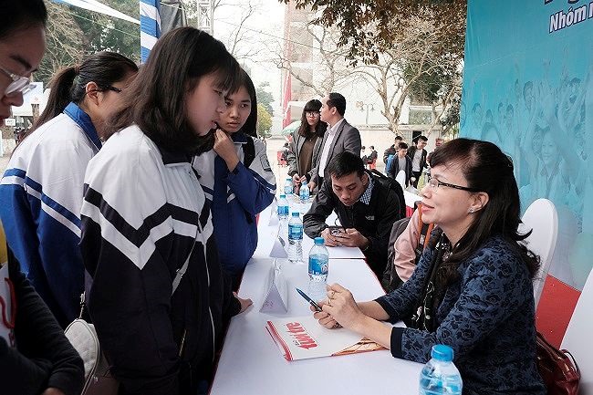 Đại diện Bộ GD ĐT tư vấn tuyển sinh cho học sinh lớp 12 tại Hà Nội.