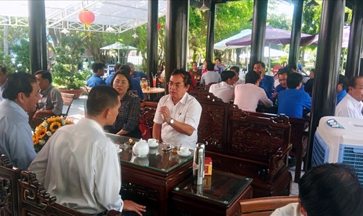 Chủ tịch UBND tỉnh Bạc Liêu Dương Thành Trung trò chuyện thân tình với các DN tại Cà phê Doanh nhân. Ảnh: Nhật Hồ.