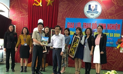 Ông Nguyễn Tuấn Anh - Hiệu trưởng Trường THPT Ba Đình (phải) trong buổi giao lưu với Trường THPT Uông Bí. 