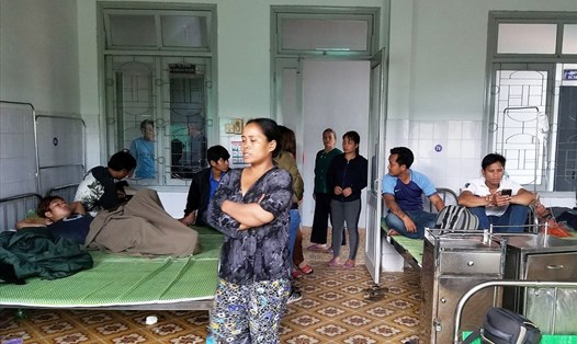 Các nạn nhân ngộ độc nghi do uống rượu đang được theo dõi tại Trung tâm Y tế huyện Nam Giang. Ảnh: CTV