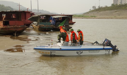 Bộ đội biên phòng Lào Cai triển khai tìm kiếm các nạn nhân trên sông Hồng. Ảnh: TD