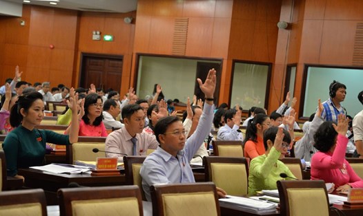 Các đại biểu HĐND TPHCM biểu quyết thông qua nghị quyết kỳ họp. Ảnh: MINH QUÂN