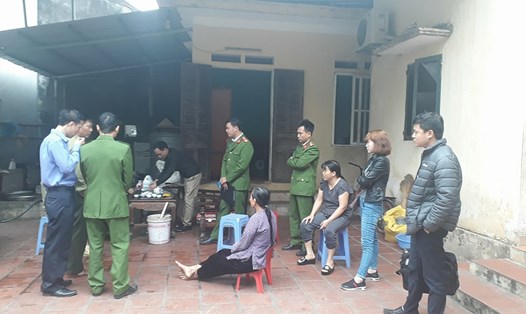 Công an huyện Mê Linh tiến hành thực nghiệm điều tra vụ Trưởng Công an xã bị vợ "tố" bạo hành. Ảnh: PV.