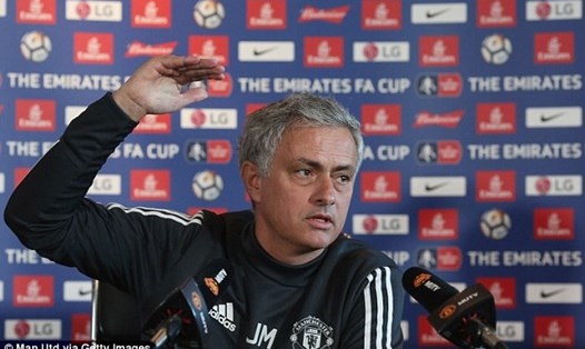 HLV Mourinho không thể làm ngơ trước những chỉ trích liên tiếp hướng về mình. Ảnh: Getty Images.