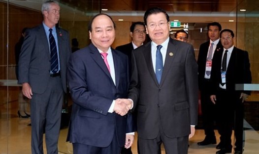 Thủ tướng Nguyễn Xuân Phúc gặp Thủ tướng CHDCND Lào Thongloun Sisoulith. Ảnh: VGP.
