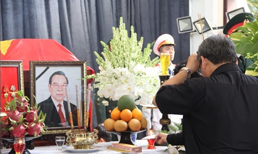 Sau lễ nhập quan, nhiều người dân thắp hương viếng nguyên Thủ tướng Phan Văn Khải tại nhà riêng. Ảnh: N.B