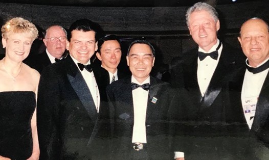 Đại sứ Phạm Sanh Châu chia sẻ bức ảnh trong cuộc gặp của cố Thủ tướng Phan Văn Khải và Tổng thống Mỹ Bill Clinton. Ảnh: FB Đại sứ Phạm Sanh Châu. 