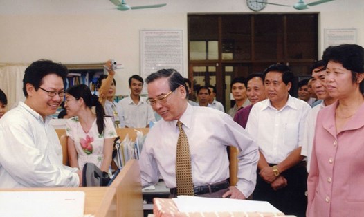 Năm 2004, Thủ tướng Phan Văn Khải (giữa) và Chủ tịch Tổng LĐLĐVN Cù Thị Hậu (ngoài cùng bên phải) thăm tòa soạn Báo Lao Động. Ảnh: TL