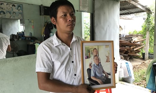 Anh Nguyễn Thanh Phong (xã Tân Thông Hội, huyện Củ Chi) - chủ tiệm cắt tóc khoe tấm hình chụp chung cùng nguyên Thủ tướng Phan Văn Khải.