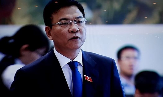 Bộ trưởng Bộ Tư pháp Lê Thành Long trả lời chất vấn của các đại biểu Quốc hội. Ảnh PV