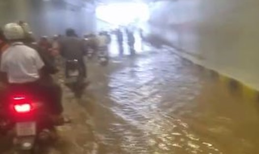 Hầm chui bị ngập nước khiến giao thông qua hầm bị ách tắc. Ảnh: Cắt từ clip