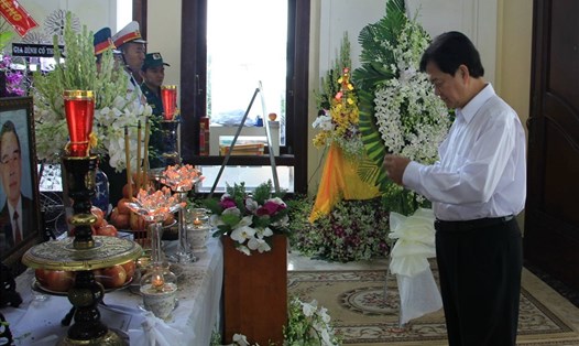 Nguyên Thủ tướng Nguyễn Tấn Dũng thắp nhang viếng cố Thủ tướng Phan Văn Khải.  Ảnh: G.A