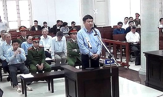 Bị cáo Đinh La Thăng khai trước tòa. Ảnh Cao Nguyên
