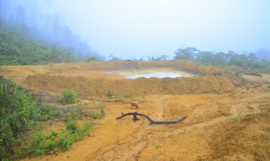 Quặng tặc xây hồ nước giữa rừng phòng hộ ở tiểu khu 193, xã Khánh Thành, huyện Khánh Vĩnh, tỉnh Khánh Hòa để tuyển, đãi quặng vonfram trái phép.