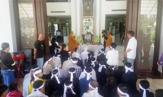 Gia đình thực hiện lễ cúng nguyên Thủ tướng Phan Văn Khải. Ảnh: Tiền Phong.
