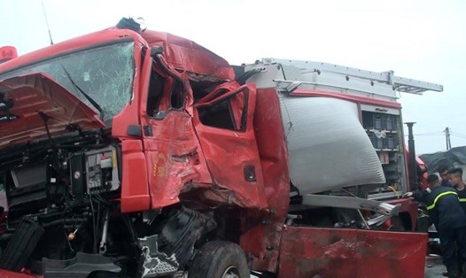 Xe cứu hỏa bị xe khách đâm mạnh trên cao tốc Pháp Vân khiến 1 chiến sĩ cảnh sát tử vong.