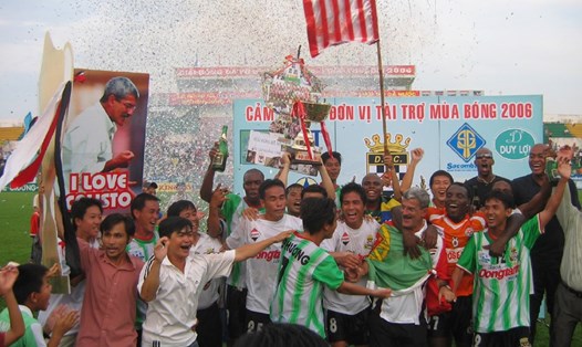 Đội bóng Long An với chức Vô địch năm 2006.