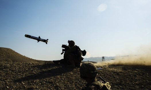 Mỹ bán tên lửa Javelin cho Ukraina. Ảnh: Reuters