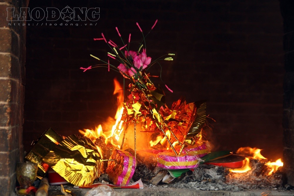 Lò đốt vàng mã đỏ lửa ngày rằm tháng Giêng. Ảnh: Cường Ngô