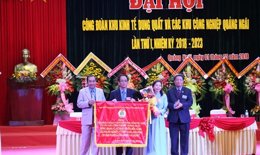 LĐLĐ tỉnh Quảng Ngãi tặng bức trướng cho CĐ KKT Dung Quất và các KCN Quảng Ngãi tại đại hội. Ảnh: T.H