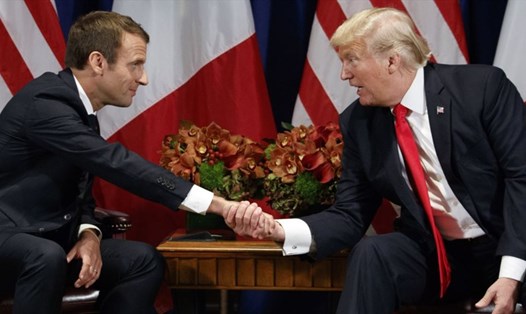 Tổng thống Pháp Emmanuel Macron và Tổng thống Mỹ Donald Trump điện đàm về Syria. Ảnh: VOA. 