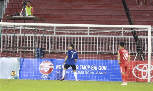 Thủ môn "quay lưng vào bóng đá Việt" đã được Ban kỉ luật VFF giảm án sớm 1 năm để trở lại với sân cỏ.. Ảnh: Đ.Đ