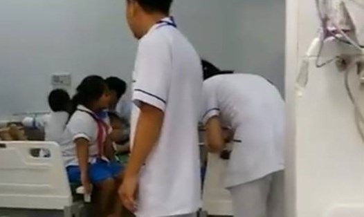 Các em học sinh được chăm sóc tại trung tâm y tế H.Tân Phú_Ảnh: N.Đ.N