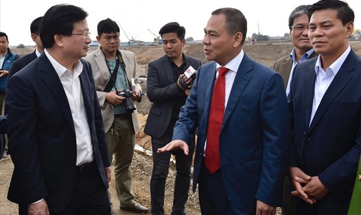Phó Thủ tướng Trịnh Đình Dũng (bên trái) thăm công trường xây dựng tổ hợp sản xuất ôtô Vinfast.
Ảnh: HẢI NGUYỄN