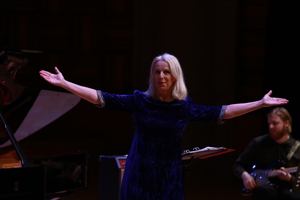 Nữ nghệ sĩ Thụy Điển Anne Sofie von Otter. Ảnh: Long Vũ. 