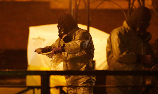Điều tra tại hiện trường nơi Sergey Skripal và con gái bị nghi hạ độc. Ảnh: Reuters