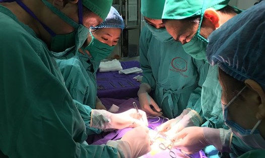 Các bác sĩ phẫu thuật hạ tinh hoàn cho bệnh nhân Nhật M
